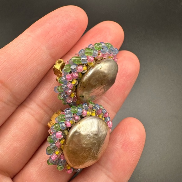 Vintage Miriam Haskell Baroque Pearl And Rainbow Bead Gold Tone Clip Earrings - Picture 12 of 14